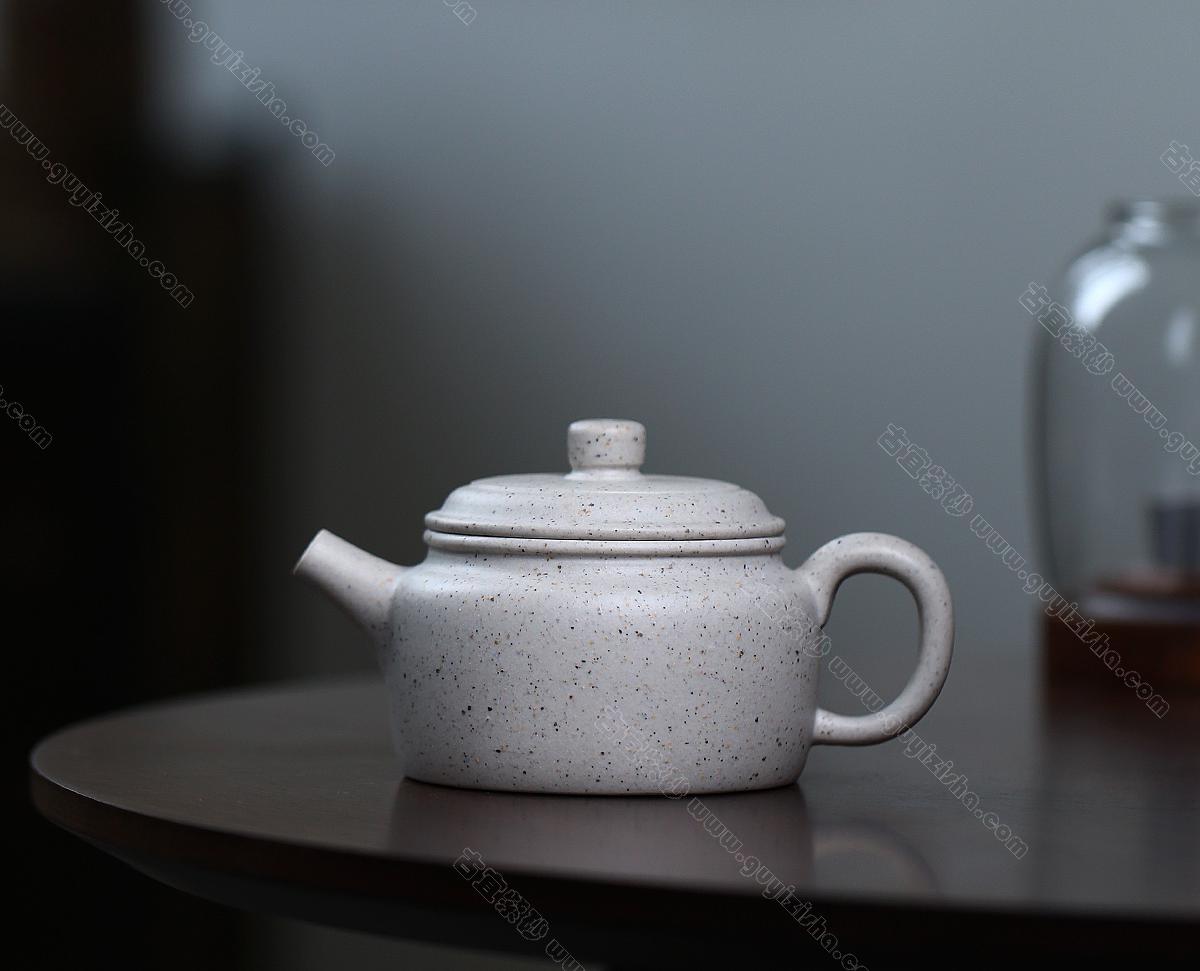 碧螺壺中香撲面，綠茶盞內(nèi)味如春。<br>