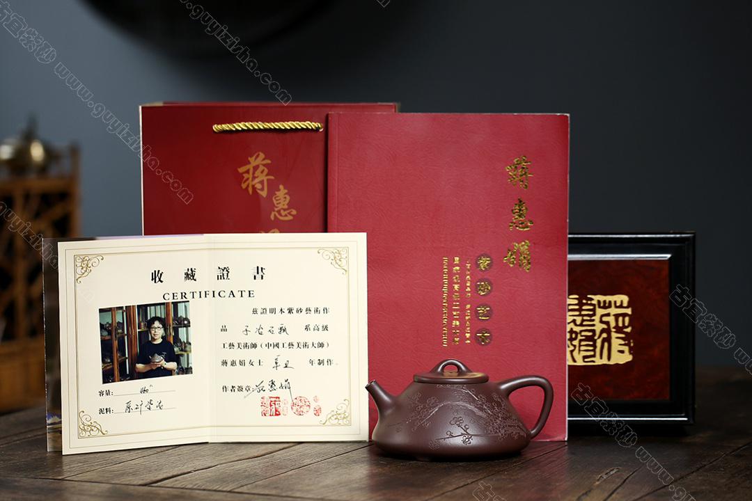 瓣生香獨(dú)傲寒，此梅難并眾梅看。<br>【