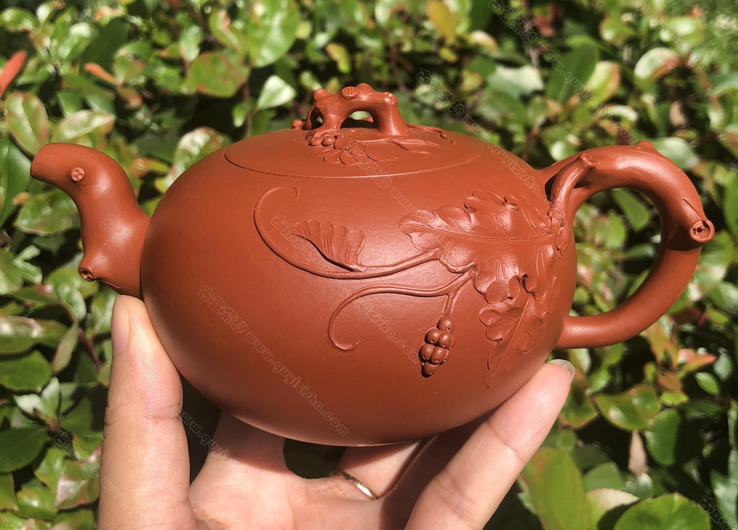 樹樁葡萄壺；朱泥380CC